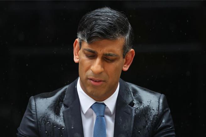 自從英國首相蘇納克在唐寧街10號外宣布競選日期以來，保守黨在一場充滿失態的競選活動中沒有任何進展。（路透社）