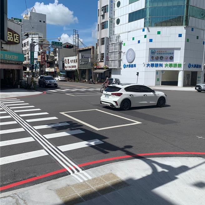 嘉义市完成中山路6处路口的无障碍斜坡改善，增设「导盲行穿线」。（嘉市府提供／廖素慧嘉市传真）