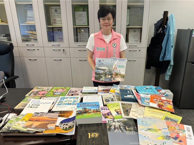 台中市府1年出版多達37種紙本刊物，去年光印刷成本及發送費用就高達約1335萬元，台中市議員陳俞融23日批，多數出版品都是為宣傳市政，少有人看，是浪費公帑，應推動電子化。（潘虹恩攝）