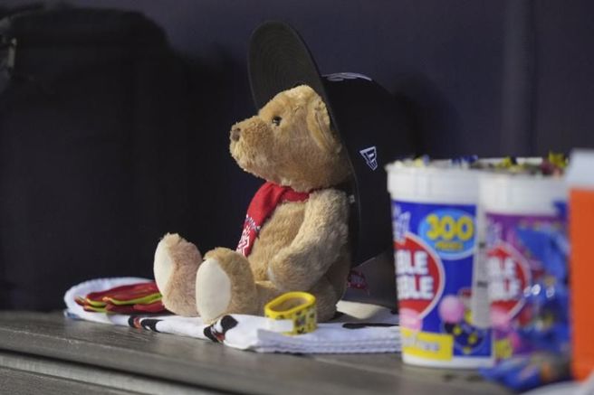 欧苏纳留在板凳区的熊玩偶。（美联社）