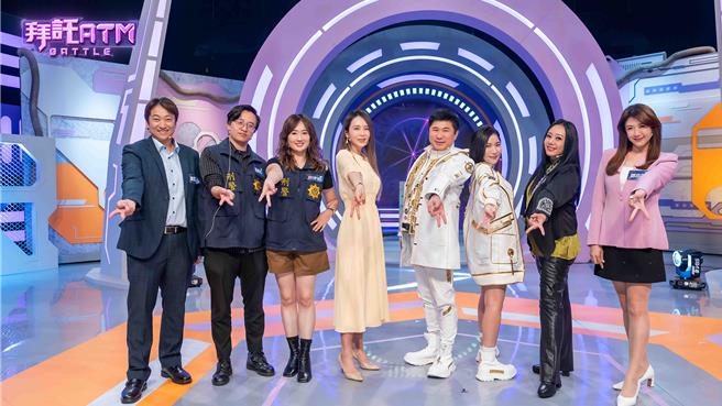 胡瓜（右4）、Sandra（右3）与来宾们一同分享反诈骗观念。（TVBS提供）