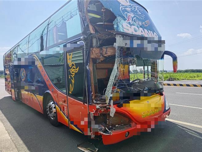 國道中山高南下麻豆路段發生３輛遊覽車追撞事故，被夾在中間的遊覽車車頭、車尾都受損，所幸３車都無人受傷。（民眾提供／寶智華台南傳真）