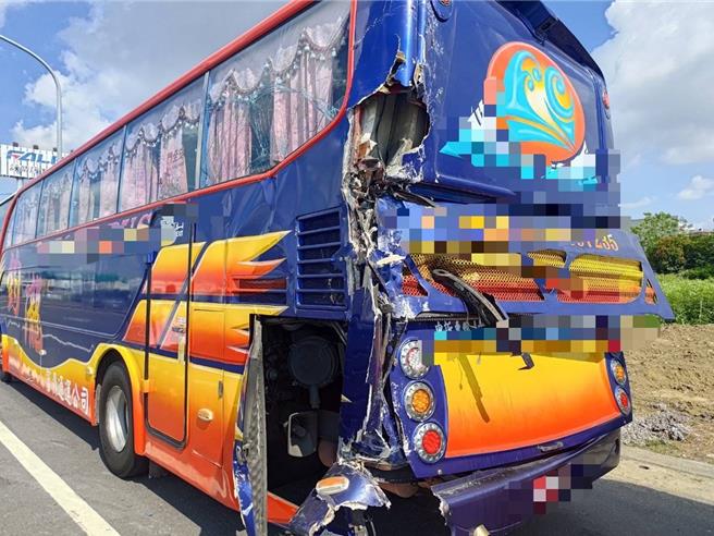 國道中山高南下麻豆路段發生３輛遊覽車追撞事故，被夾在中間的遊覽車車頭、車尾都受損，所幸３車都無人受傷。（民眾提供／寶智華台南傳真）