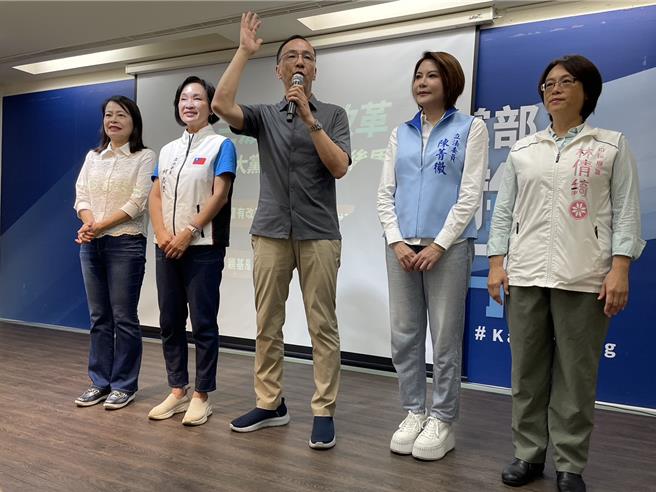 国民党主席朱立伦23日南下高雄参加国会改革说明会，他强调，改革法案的内容每个民主国家都有，民进党拚死拚活不要让法案通过，就是怕弊案曝光。（洪浩轩摄）