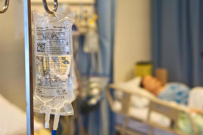 酸胸腔科医师喊2L装生理食盐水缺货，林静仪道歉了。（示意图。shutterstock／达志）