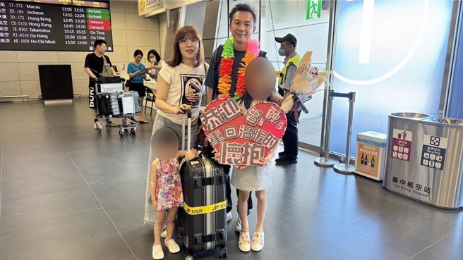 大韓航空班機23日中午順利抵達台中機場，家人獻花迎接歷劫歸來的先生。（陳淑娥攝）