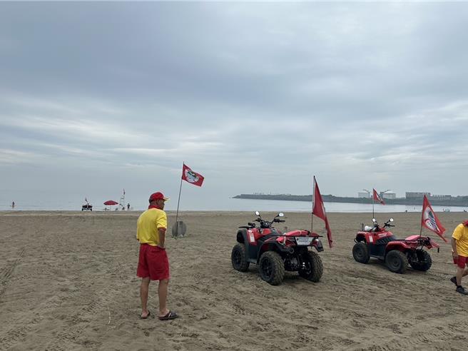 消防人员及淡水体育会在沙崙海域安全巡逻及驻点警戒。（新北市消防局提供）