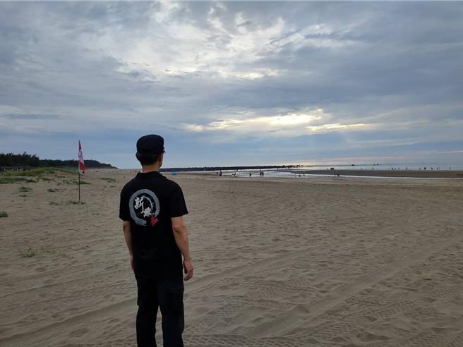 消防人员及淡水体育会在沙崙海域安全巡逻及驻点警戒。（新北市消防局提供）