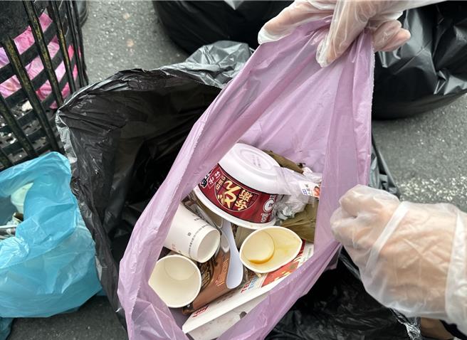 云林县目前每天一般垃圾清运量，相较于疫情前增加1成5，23日县环保局表示今年3月起进行随车破袋稽查，希望藉由加强分类减少垃圾量。（云林县政府提供／张朝欣云林传真）