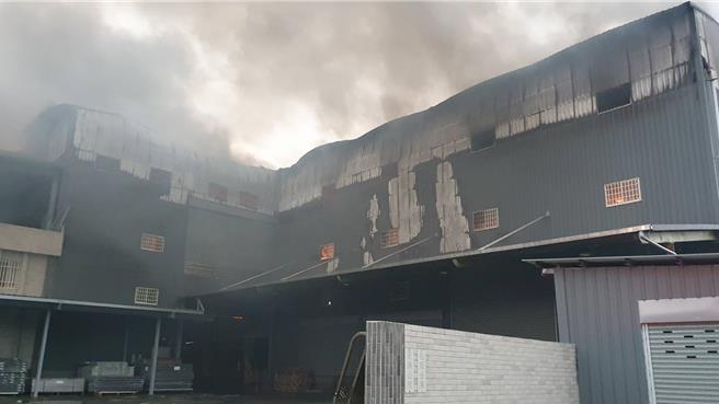 桃園大溪鐵皮工廠傳火警，濃煙夾雜火光消防局灌救中。(消防局提供／呂筱蟬桃園傳真)