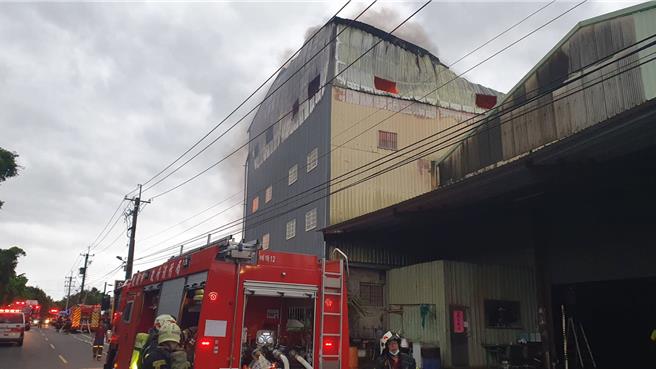 桃園大溪鐵皮工廠傳火警，濃煙夾雜火光消防局灌救中。(消防局提供／呂筱蟬桃園傳真)