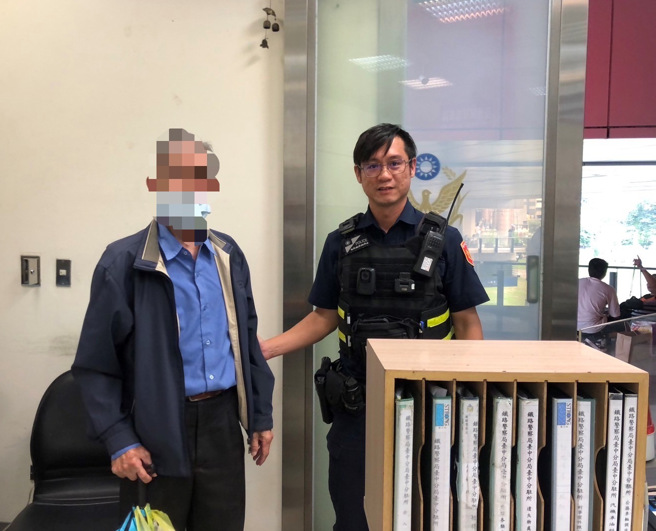 有民眾攜帶一名9旬老翁前來霧峰派出所求救，表示林姓老翁要找家人，希望警方能夠給予協助。（圖 / 警方提供）