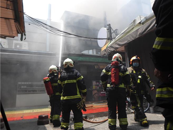花莲市区金三角公正街小吃店今天中午发生火警，且现场为木造铁皮加盖加上风势影响，火势一发不可收拾。（罗亦晽摄）