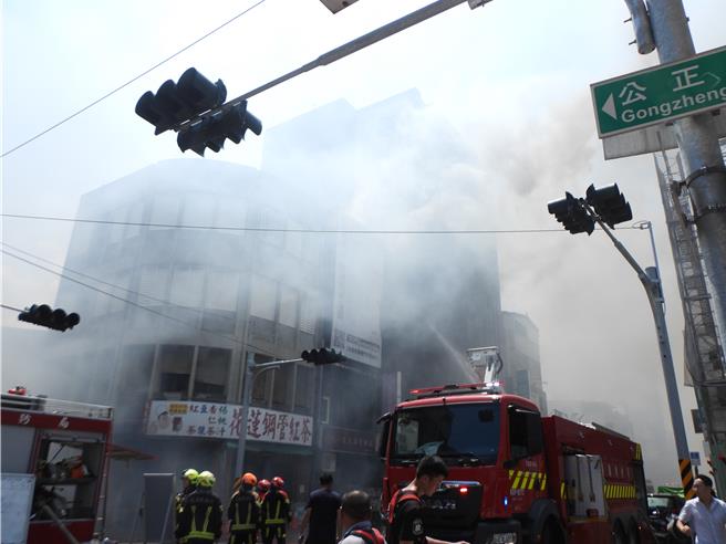 花莲市区金三角公正街小吃店今天中午发生火警，且现场为木造铁皮加盖加上风势影响，火势一发不可收拾，还波及到转角的皮件饰品店。（罗亦晽摄）