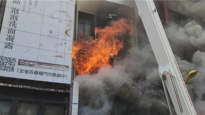 花莲市区金三角公正街小吃店今天中午发生火警，且现场为木造铁皮加盖加上风势影响，火势一发不可收拾，还波及到转角的皮件饰品店。（民眾提供／罗亦晽花莲传真）