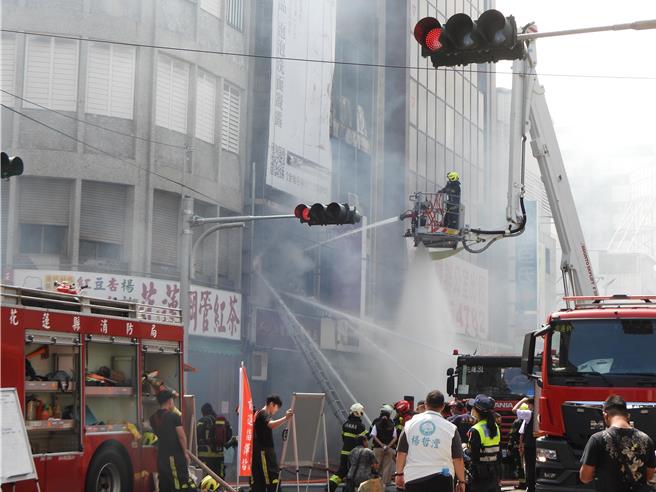 花莲市区金三角公正街小吃店今天中午发生火警，且现场为木造铁皮加盖加上风势影响，火势一发不可收拾，还波及到转角的化妆品店。（罗亦晽摄）