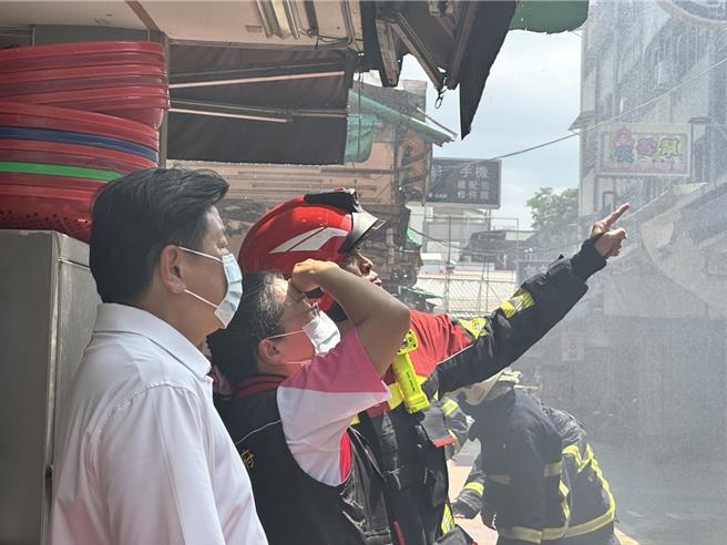 花莲市区金三角公正街小吃店今天中午发生火警，县长徐榛蔚（中）与国民党团总召傅昆萁（右）也特别到现场关心救灾进度。
