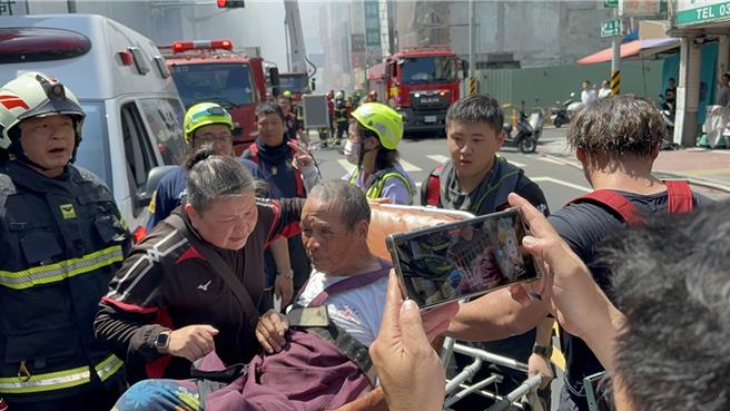 花莲市区金三角公正街小吃店今天中午发生火警，在顶楼待援的80岁老翁顺利获救。（罗亦晽摄）