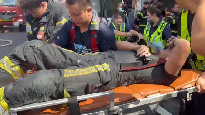 一名消防队员疑似脱水抽筋被送往医院治疗。（翻摄画面）
