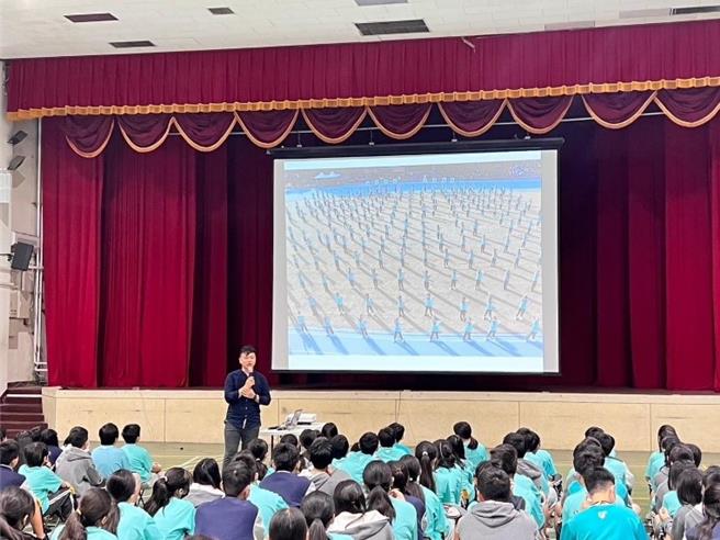 新竹市政府此次补助育贤国中活动中心设置全彩LED大屏幕设备，以利大型集会活动。（新竹市政府提供／陈育贤新竹传真）