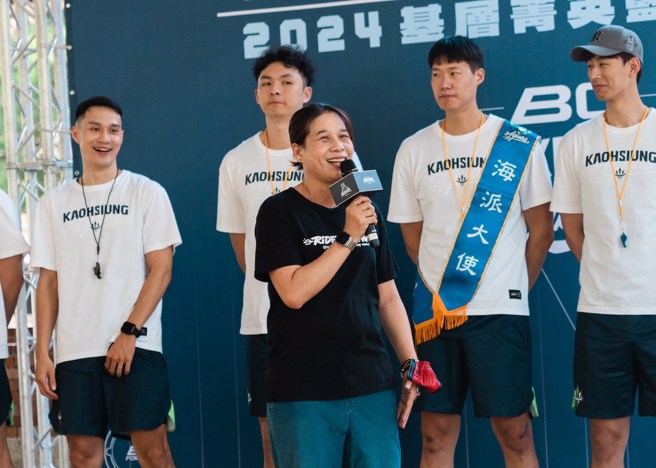 義守大學教練謝玉娟擔任客座教練。(高雄全家海神提供)