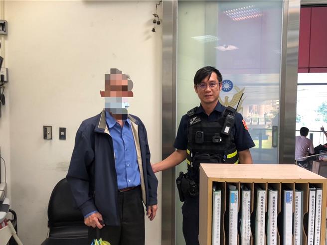 新北市9旬林姓老翁日前獨自搭火車到台中霧峰尋親，因找不到人到派出所求助才想起親人已離世，霧峰警方擔心老翁獨自返程安危，攜手鐵路警方接力護送林翁返回新北，完成百里護送任務。（霧峰警分局提供／潘虹恩台中傳真）