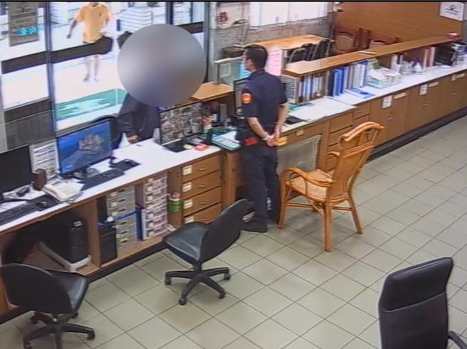 新北市9旬林姓老翁日前獨自搭火車到台中霧峰尋親，因記憶力大不如前，且急於出門沒帶到手機，找不到人，在熱心民眾陪同下到霧峰派出所求助警方。（霧峰警分局提供／潘虹恩台中傳真）