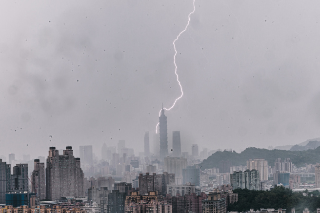 前氣象局長鄭明典分享雷雨區5點安全守則。（資料照）