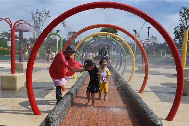 竹南狮山亲子公园，公园内也设有戏水池及喷水廊道。（苗栗县政府提供／李京升苗栗传真）