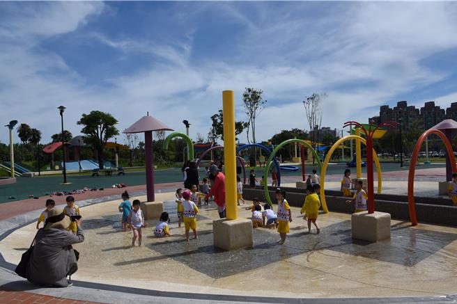 竹南镇公所宣布，竹南狮山亲子公园戏水设施自6月28日起开放到9月1日。（苗栗县政府提供／李京升苗栗传真）