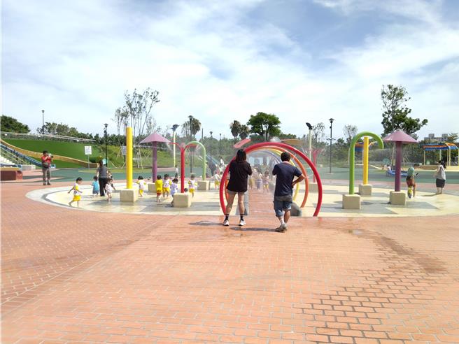 竹南镇公所邀请民眾来消暑。（苗栗县政府提供／李京升苗栗传真）