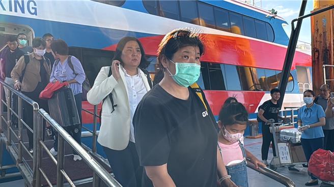 胡男家属22日由立委陈玉珍陪同透过小三通前往大陆探视胡男，于今（23日）下午4时许返抵金门。（于家麒摄）