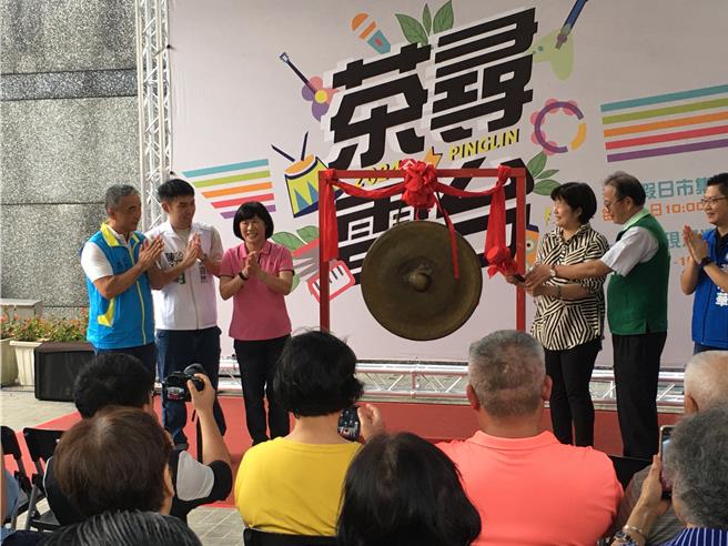 坪林区公所试办坪林老街封街假日市集。（坪林区公所提供）