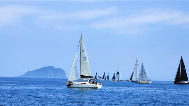 基隆市23日举行台琉杯国际帆船赛，吸引来自9个国家超过200名选手，分乘30艘不同的帆船参赛。（基隆市政府提供／张志康基隆传真）