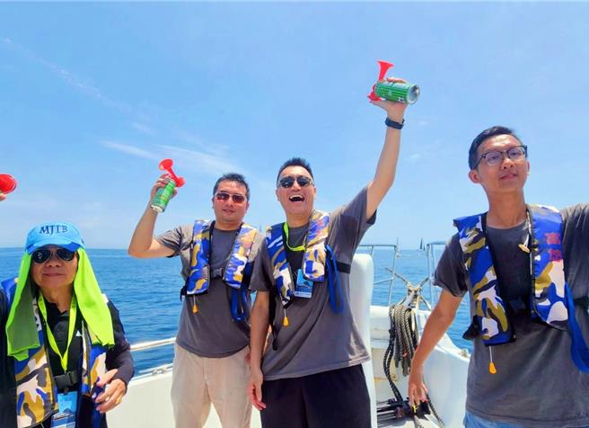 台琉杯国际帆船赛第一个赛段由立法委员林沛祥（右2）、基隆市产发处长林鼎超（左2）等人共同鸣笛宣布开赛。（基隆市政府提供／张志康基隆传真）