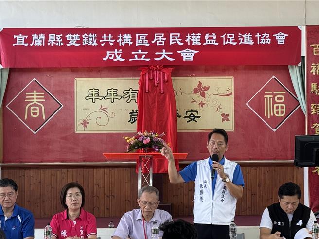 宜兰县议会议长张胜德（右二）表示，希望中央能快速通过，将高铁区域扩大到400公顷，进而取代南港站，连结东部与北部的经济脉络。（吴佩蓉摄）