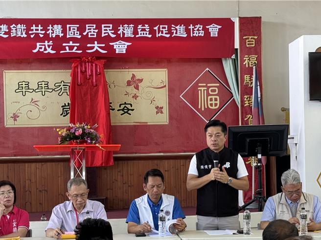 立法委员陈俊宇（右二）表示，宜兰站目前设定为双铁共构，未来增加东部快铁，形成3铁共构，将成为环岛6小时1日生活圈的起点。 （吴佩蓉摄）