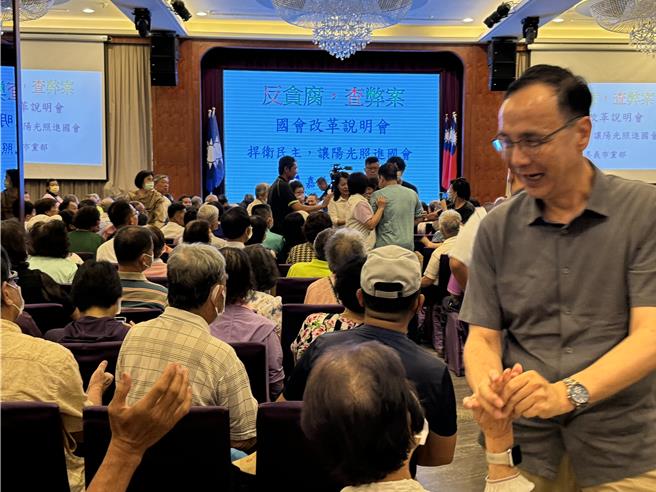 朱立伦走在前面，黄敏惠跟随在后却突遭蓝衣男子阻拦。（廖素慧摄）