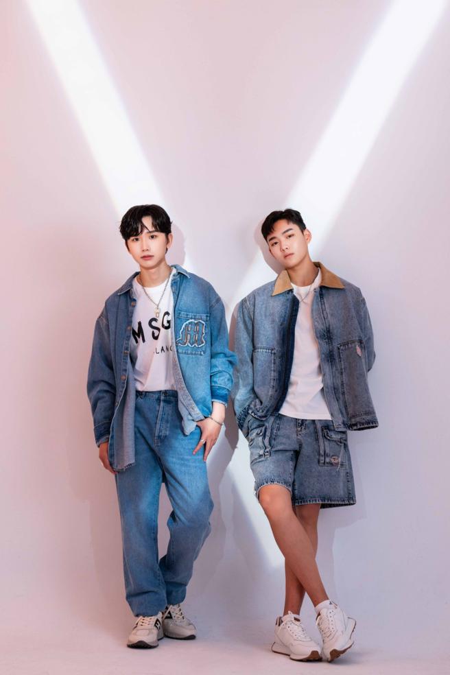 AcQUA源少年的黄莑茗与须弘道，两人因当兵、留学需和粉丝暂时分离，推出新单曲〈期待着你的出现〉与粉丝约定未来要以更好的状态再次相见。（摄影/石智中、鞋/Hogan、黄莑茗服装/MSGM、须弘道服装/MOSCHINO）