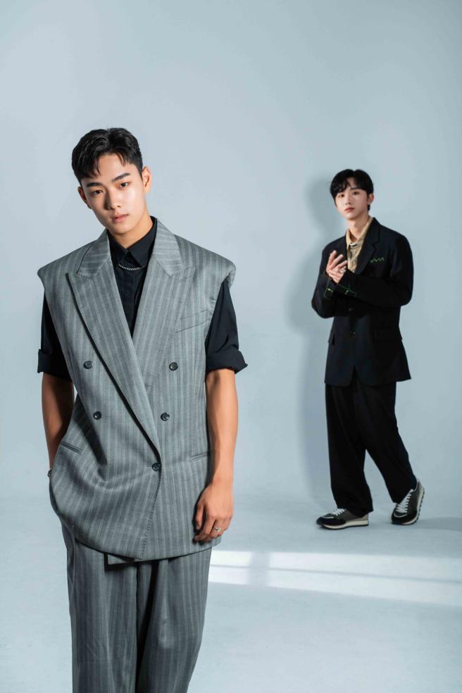 AcQUA源少年的黄莑茗与须弘道表示回顾出道至今，认为这套服装分别象徵自己的内心状态与成长。（摄影/石智中、鞋/Hogan、黄莑茗服装/MSGM、须弘道服装/MOSCHINO）