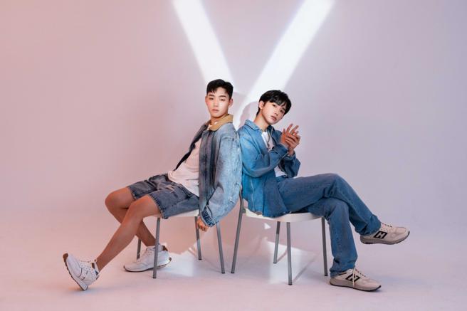 AcQUA源少年的黄莑茗与须弘道，两人因当兵、留学需和粉丝暂时分离，推出新单曲〈期待着你的出现〉与粉丝约定未来要以更好的状态再次相见。（摄影/石智中、鞋/Hogan、黄莑茗服装/MSGM、须弘道服装/MOSCHINO）