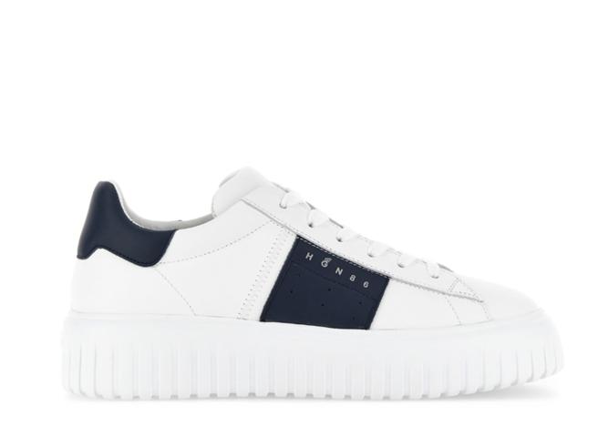 Hogan H-Stripes 白底拼接海军蓝条纹皮革休閒鞋，2万1000元。（Hogan提供）