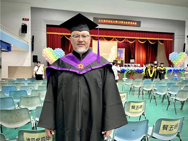 刘亮佐宣布从台北海洋科技大学演艺时尚事业管理系系主任一职毕业。（刘亮佐提供）