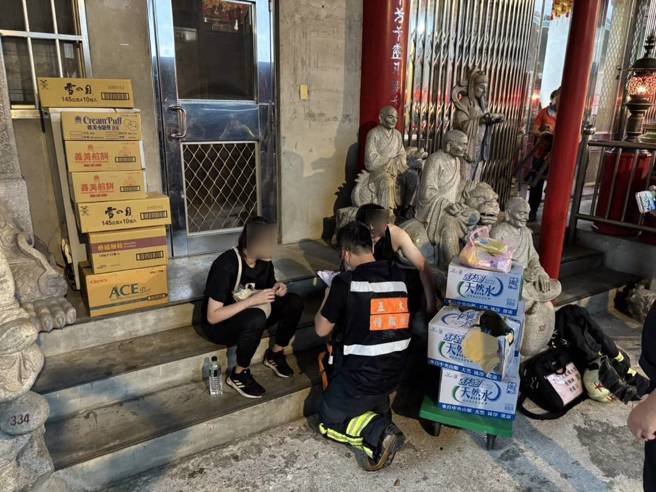 2名登山客由消防隊協助下山，2人拒絕送醫。（翻攝畫面）