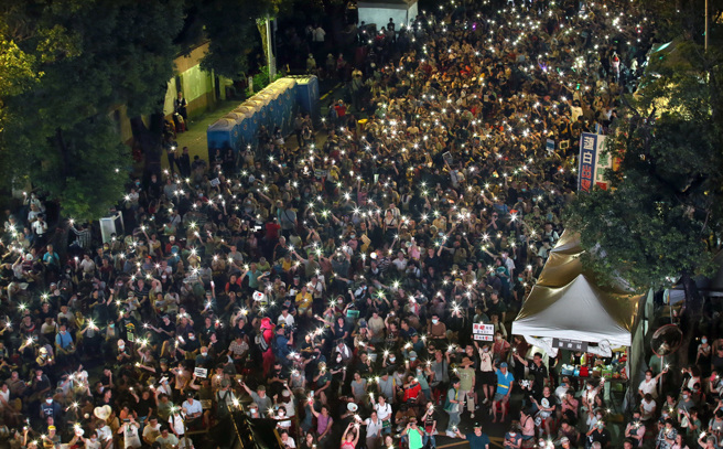 对国会改革修法覆议案表态，参与青鸟行动的民眾21日晚间聚集在立院外，用手机灯海展示诉求。（资料照／范扬光摄）
