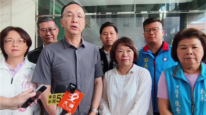 国民党主席朱立伦今天到嘉义市受访，批绿营害怕弊案被揭露。（廖素慧摄）