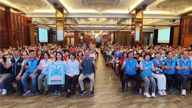 国民党办国会改革说明会，主席朱立伦、嘉义市长黄敏惠与党干部齐喊「国民党加油！」。（廖素慧摄）