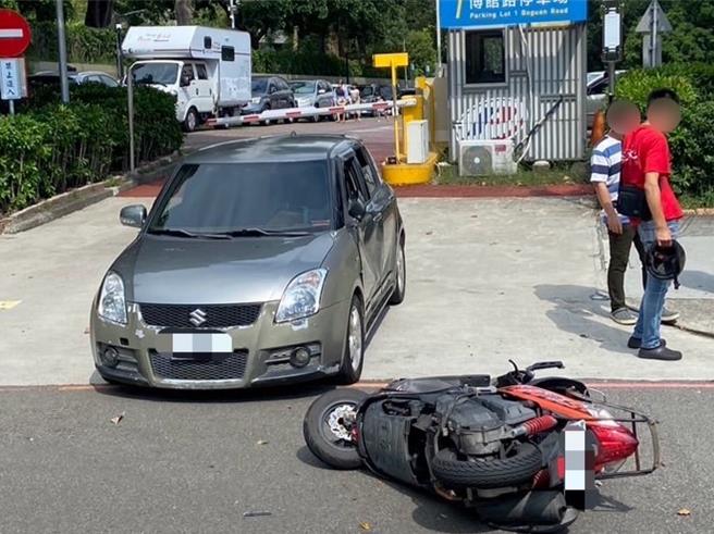 苗栗41岁魏姓男子23日带着妻小到台中科博馆玩，不料下午2点35分离开时，车辆刚从停车场驶出健行路，竟遭44岁吴姓男子骑车撞上，左侧车门板金被撞凹，吴男则手脚多处擦挫伤，幸无大碍。（民眾提供／潘虹恩台中传真）