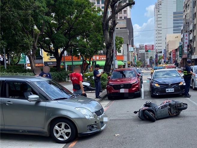 苗栗41岁魏姓男子23日带着妻小到台中科博馆玩，不料下午2点35分离开时，车辆刚从停车场驶出健行路，竟遭44岁吴姓男子骑车撞上，左侧车门板金被撞凹，吴男则手脚多处擦挫伤，幸无大碍。（民眾提供／潘虹恩台中传真）