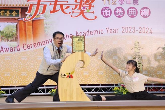 台南市长黄伟哲23日配合市长奖学生拍创意合影。（台南市政府提供／程炳璋台南传真）